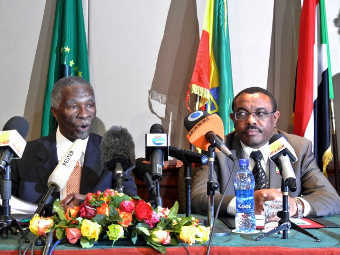 Участники переговоров между Суданом и Южным Суданом. Фото ©AFP