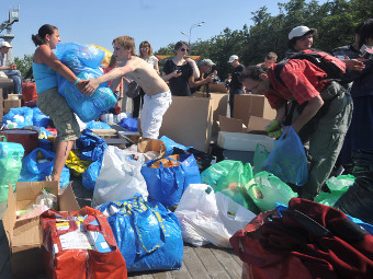 Волонтеры собирают помощь для пострадавших на Кубани. Фото: Александр Уткин / РИА Новости