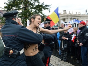 Полиция задерживает активистку FEMEN на площади Святого Петра. Фото: Vincenzo Pinto / ©AFP
