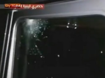 Обстрелянный автомобиль посла Италии в Ливии. Кадр: телеканал Sky TG24