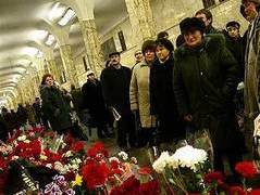 Родственники погибших при теракте в метро 6 февраля 2004 года. Кадр НТВ
