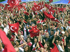 Турецкие футбольные болельщики. Фото сайта theturkishtimes.com