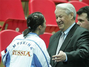 Анастасия Мыскина принимает поздравления от Бориса Ельцина. Фото с официального сайта турнира
