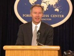 Заместитель министра национальной безопасности США Аза Хатчинсон. Фото с сайта Госдепартамента США