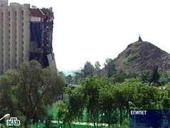 Разрушенный в результате теракта отель Hilton в Табе. Кадр НТВ, архив