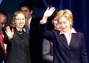 Челси и Хиллари Клинтон. Фото с сайта warwick.ac.uk