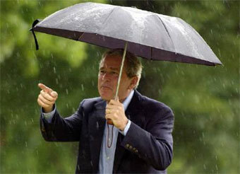Президент США Джордж Буш под дождем. Фото Reuters