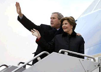 Джордж Буш с женой Лорой, фото Reuters