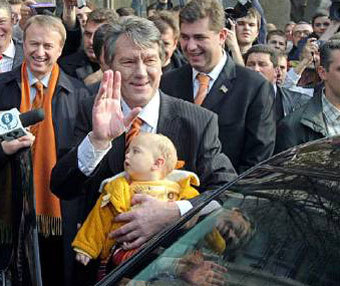 Кандидат в президенты Украины Виктор Ющенко с сыном Тарасом приветствует своих сторонников, фото Reuters
