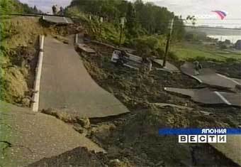 Последствия землетрясения 23 октября 2004 года в Японии. Кадр телеканала "Россия"