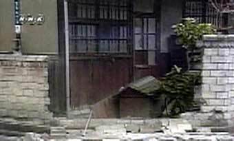 Последствия землетрясения 23 октября 2004 года в Японии. Кадр телеканала NHK, архив 