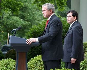 Джордж Буш и Альберто Гонсалес. Фото с официального сайта Белого дома