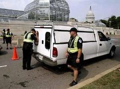 Полицейские около Конгресса США. Фото Reuters