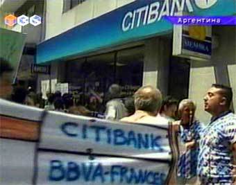 Аргентинцы митингуют у отделения Ситибанка. Кадр ТВ-6, январь 2002 года