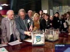 Подсчет голосов в первом туре выборов президента Украины. Кадр НТВ, архив