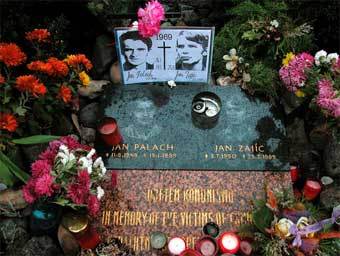 Памятник Яну Палаху и Яну Зайицу на Вацлавской площади в Праге. Фото: Аля Пономарева