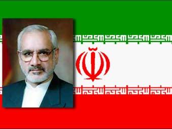 Голам Реза Агазаде на фоне флага Ирана, фото с сайта president.ir