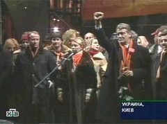 Виктор Ющенко со своими сторонниками на акции протеста в центре Киева. Кадр НТВ