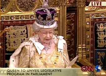 Королева Елизавета II выступает в британском парламенте. Кадр CNN