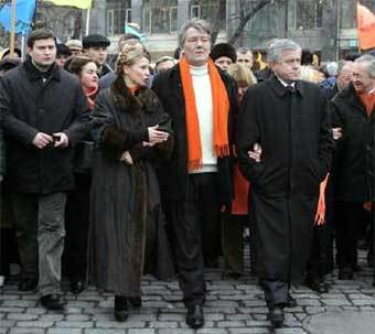 Лидеры оппозиции Юлия Тимошенко (слева) и Виктор Ющенко (в центре). Фото Reuters