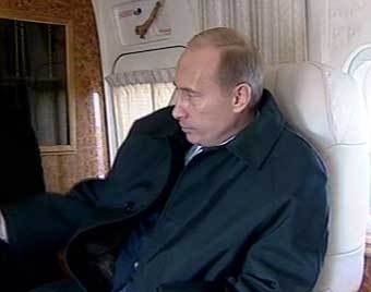 Президент РФ Владимир Путин в салоне самолета, кадр ОРТ, архив.