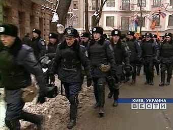 Милиция уходит от здания администрации, кадр ТК "Россия"
