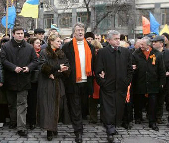 Виктор Ющенко (в центре) со своими сторонниками. Фото Reuters  