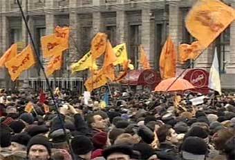 Участники митинга оппозиции на площади Независимости. Кадр Первого канала, архив
