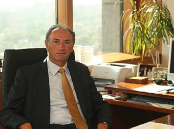  .    unicreditbank.si